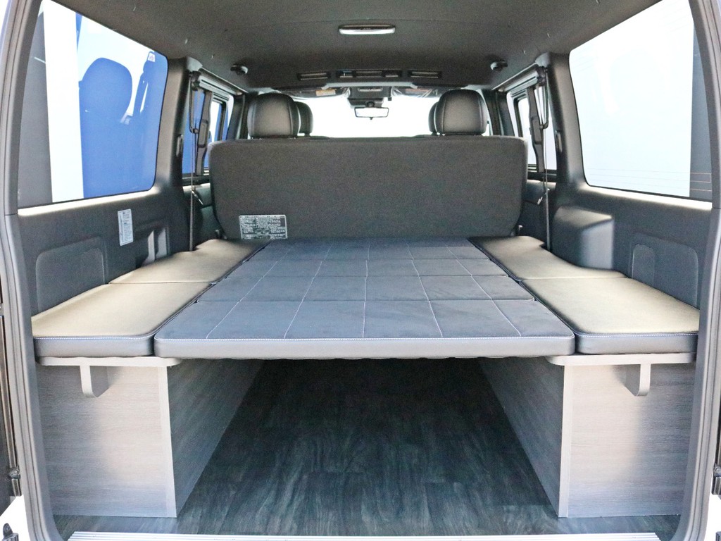 荷室スペースにはFLEオリジナルシートアレンジVer4を施工済み！　車中泊に使えるのは勿論、トランポや仕事にも活用できる汎用性の高いシートアレンジです！