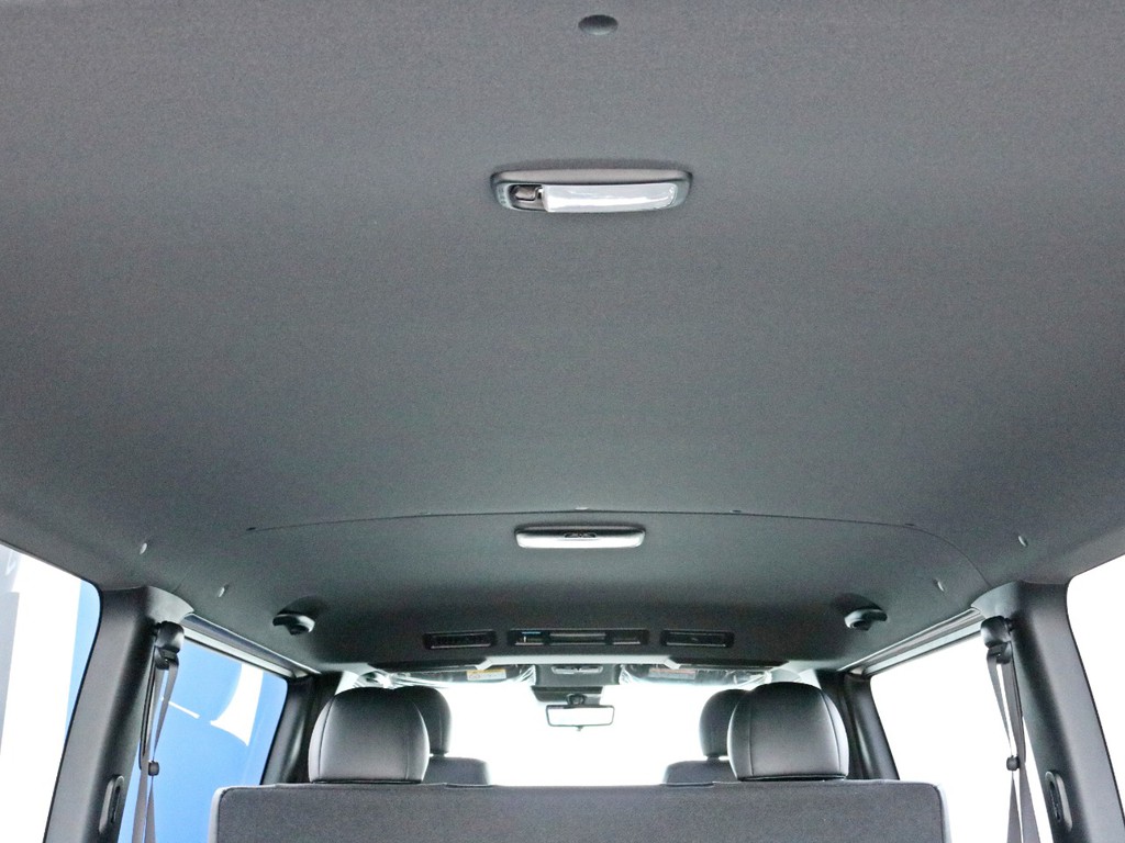 ダークプライムⅡ特別仕様車なのでダークルーフ＆ダークピラーになっています。車内全体がダークなイメージで統一されています。