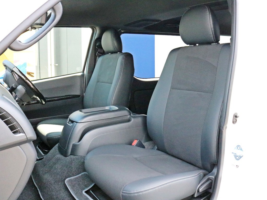 ダークプライムⅡ特別仕様車なので専用のハーフレザーシートが設置されています。このままハーフレザーシートを楽しむのも、追加でシートカバーを設置するのも貴方次第！