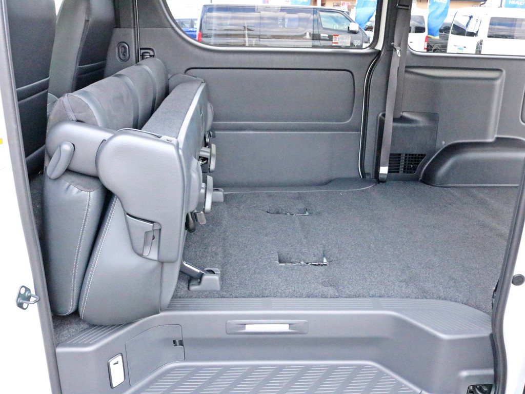 2列目シートを前方へ跳ね上げ収納することによって、荷室スペースをより広く確保する事が可能です。