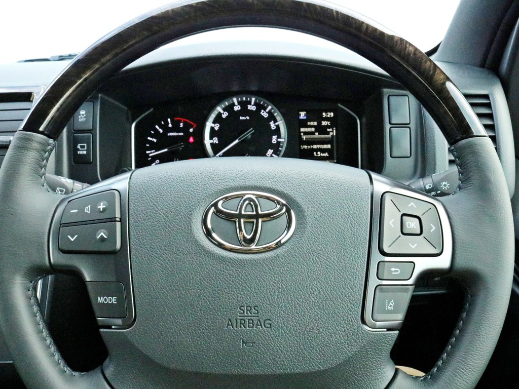 ダークプライムⅡ特別仕様車なのでステアリングリモコンも標準装備！　本革巻きコンビステアリングなのでコックピットに高級感が漂っています。