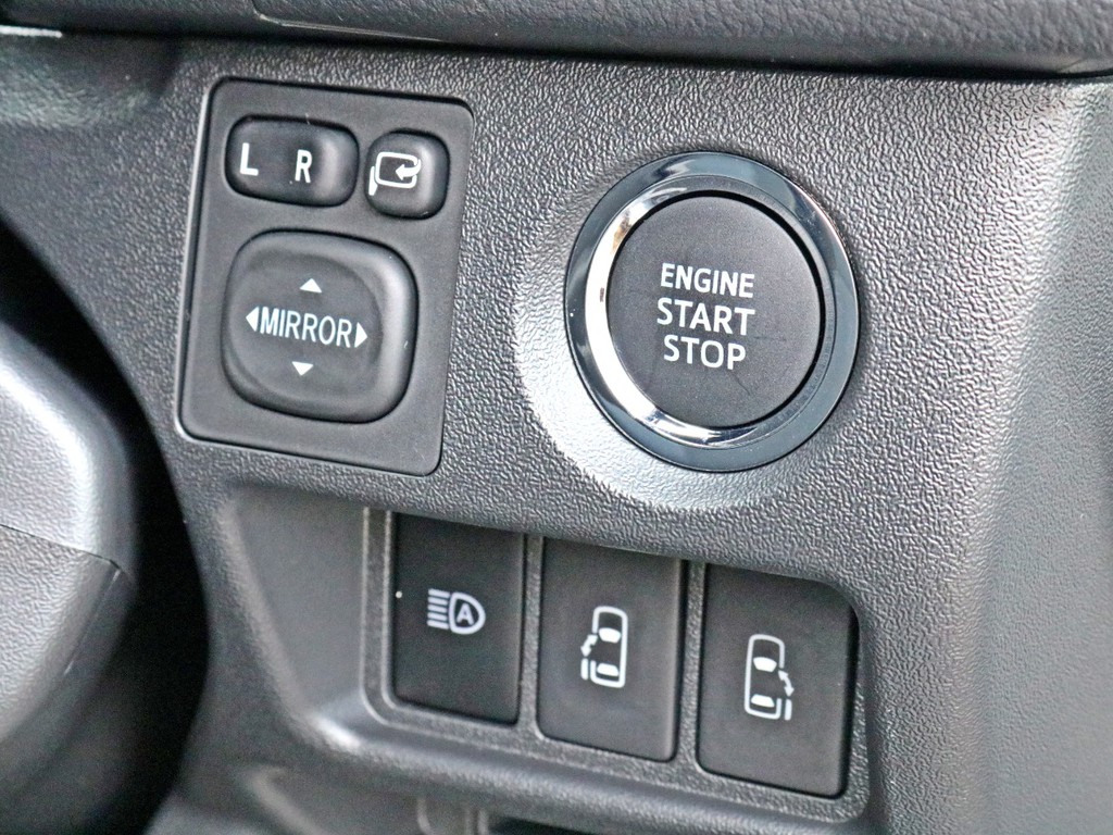 ダークプライムⅡ特別仕様車なのでプッシュスタート＆スマートエントリーも標準装備！　両側パワースライドドアの開閉は運転席からも可能です。