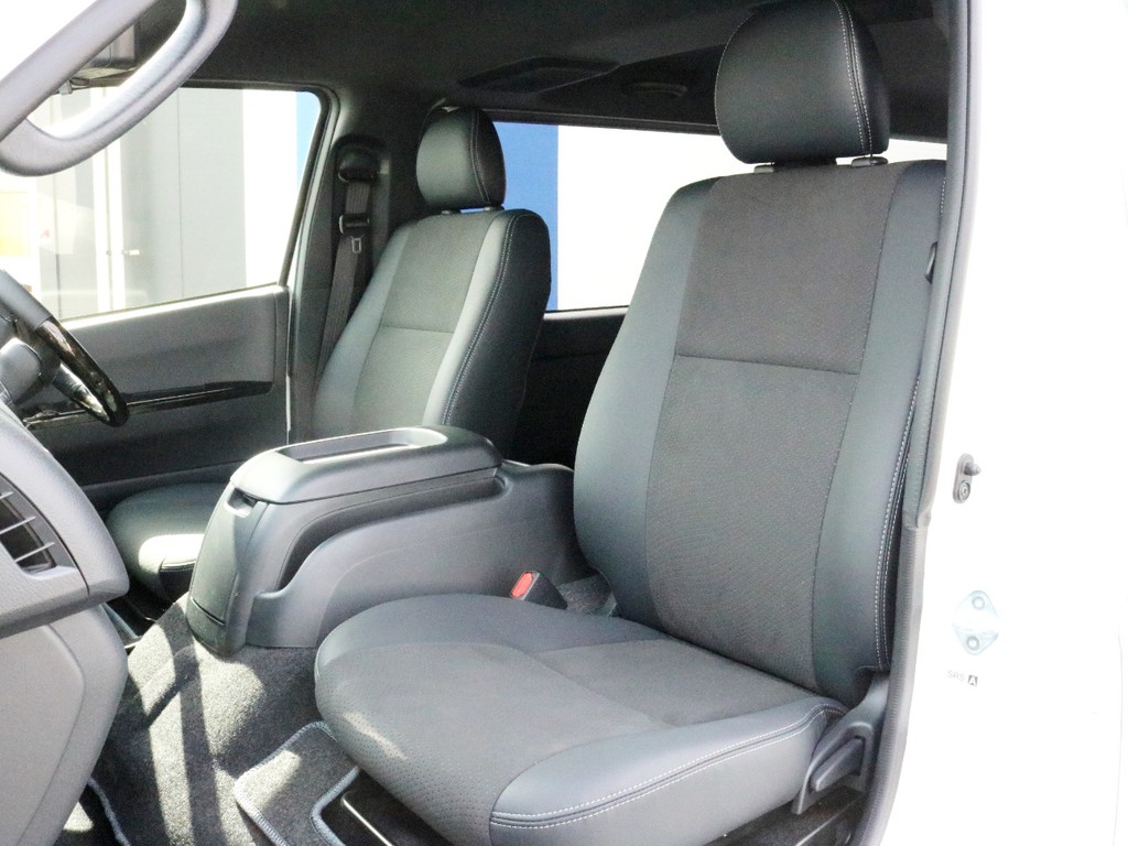 ダークプライムⅡ特別仕様車なので専用のハーフレザーシートが設置されています。このままハーフレザーシートを楽しむのも追加でシートカバーを設置するのも貴方次第！