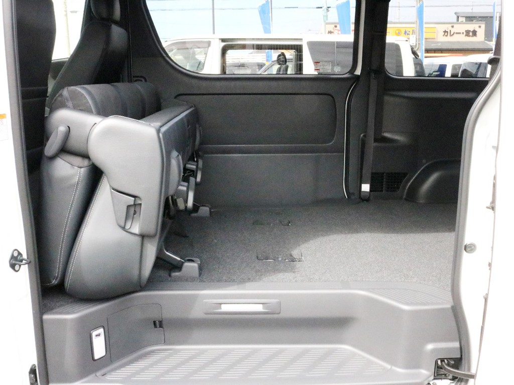 2列目シートを前方へ跳ね上げ収納することによって、荷室スペースをより広く確保する事が可能です。