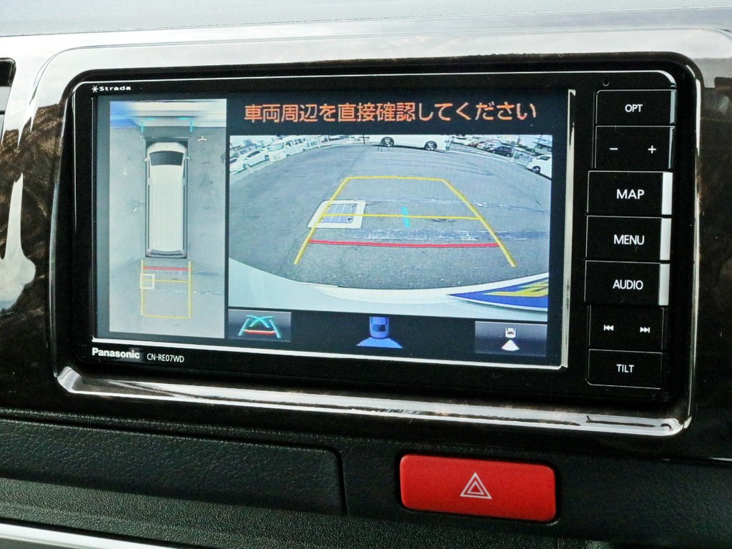 ストラーダＳＤフルセグナビを搭載！　ナビとしては勿論、オーディオや映像モニターとしてもご活用頂けます。バックカメラやパノラミックビューモニターの映像はナビモニターに描写されます。