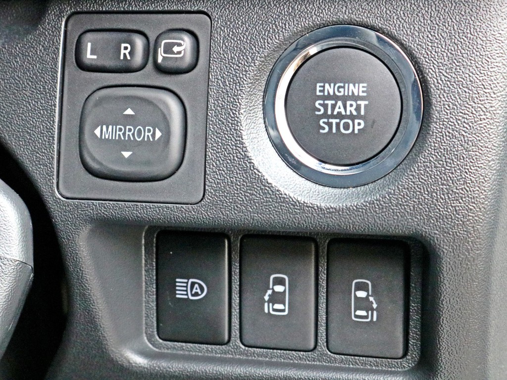 ダークプライムⅡ特別仕様車なのでプッシュスタート＆スマートエントリーを標準装備しています。両側パワースライドドアの開閉はこちらの操作部からも可能です。