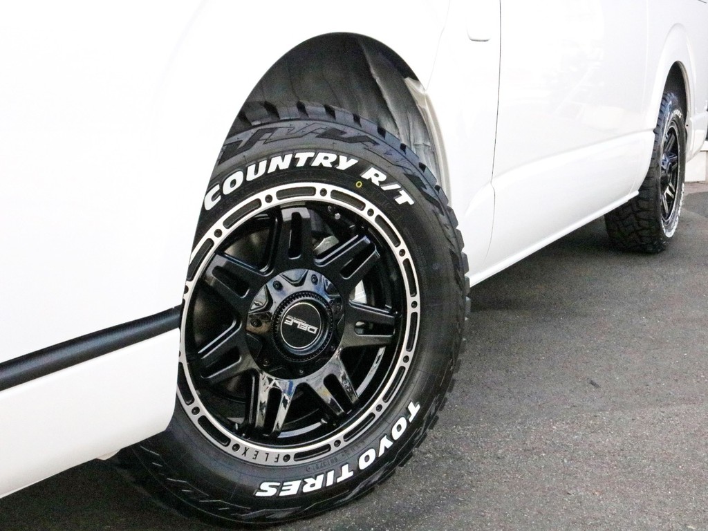 足元にはオフロード感のあるDelf04　16インチAWを装着！　タイヤはTOYOオープンカントリータイヤを合わせました。