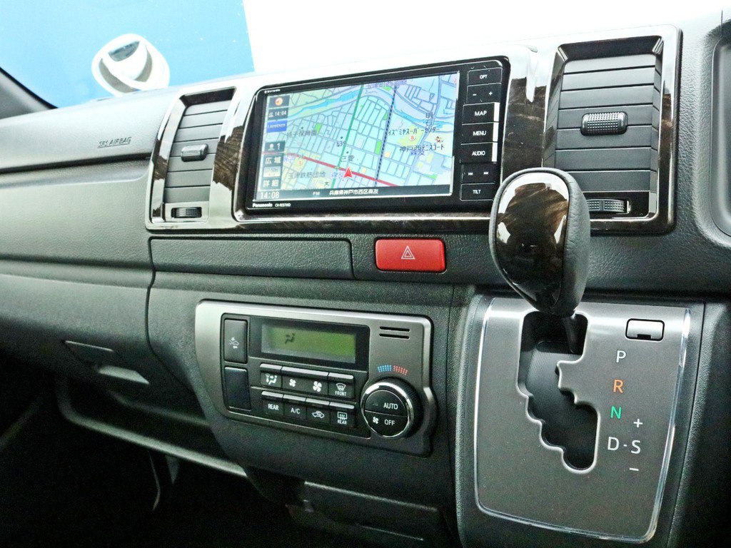 ダークプライムⅡ特別仕様車なのでコックピット全体に高級感が漂っています。黒木目調シフトノブ、黒木目調本革締めハンドル、黒木目調インテリアパネルが設置されています。