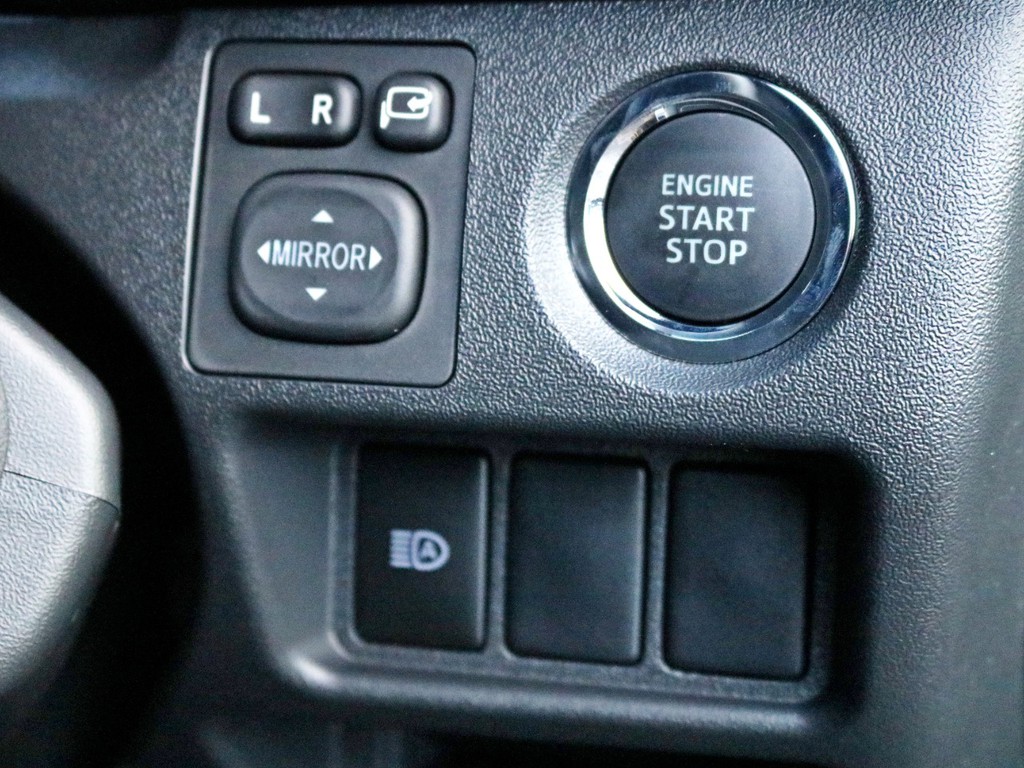 ダークプライムⅡ特別仕様車なのでプッシュスタート＆スマートエントリーを標準装備しています。オートハイビームの切り替えもこちらの操作部で可能です。