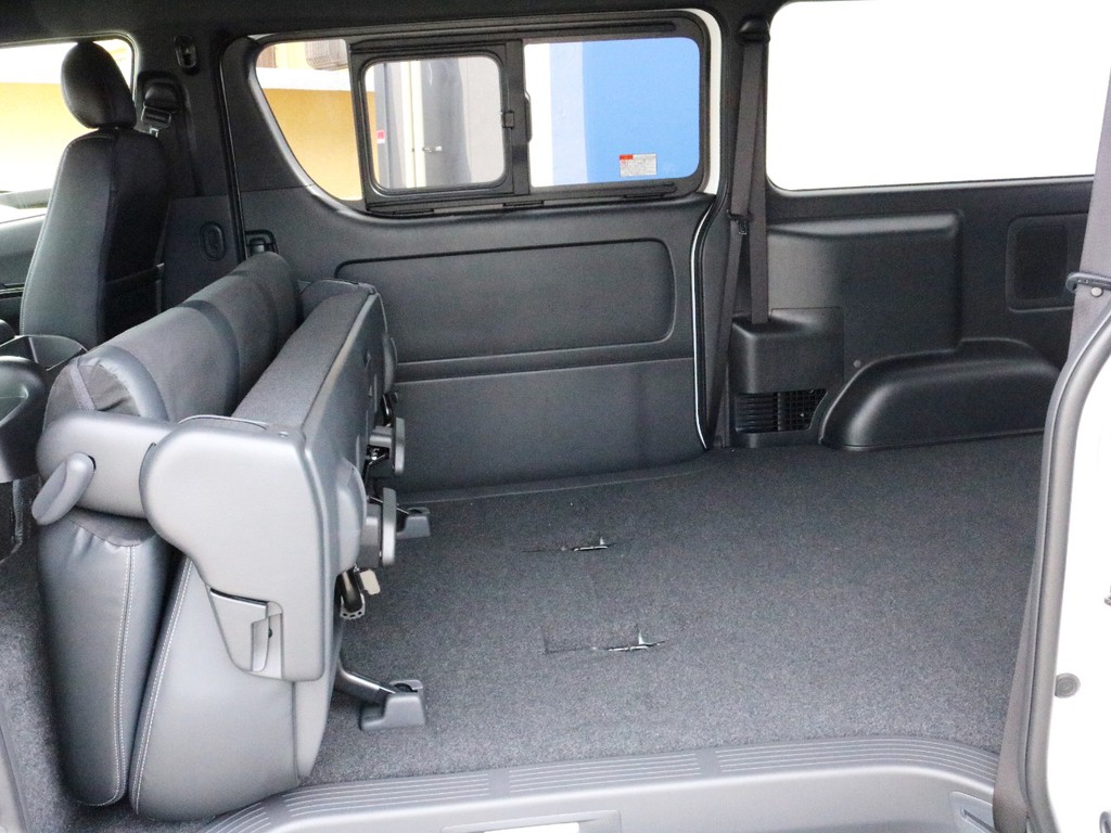 2列目シートを前方へ跳ね上げ収納することによって、荷室スペースをより広く確保する事が可能です。