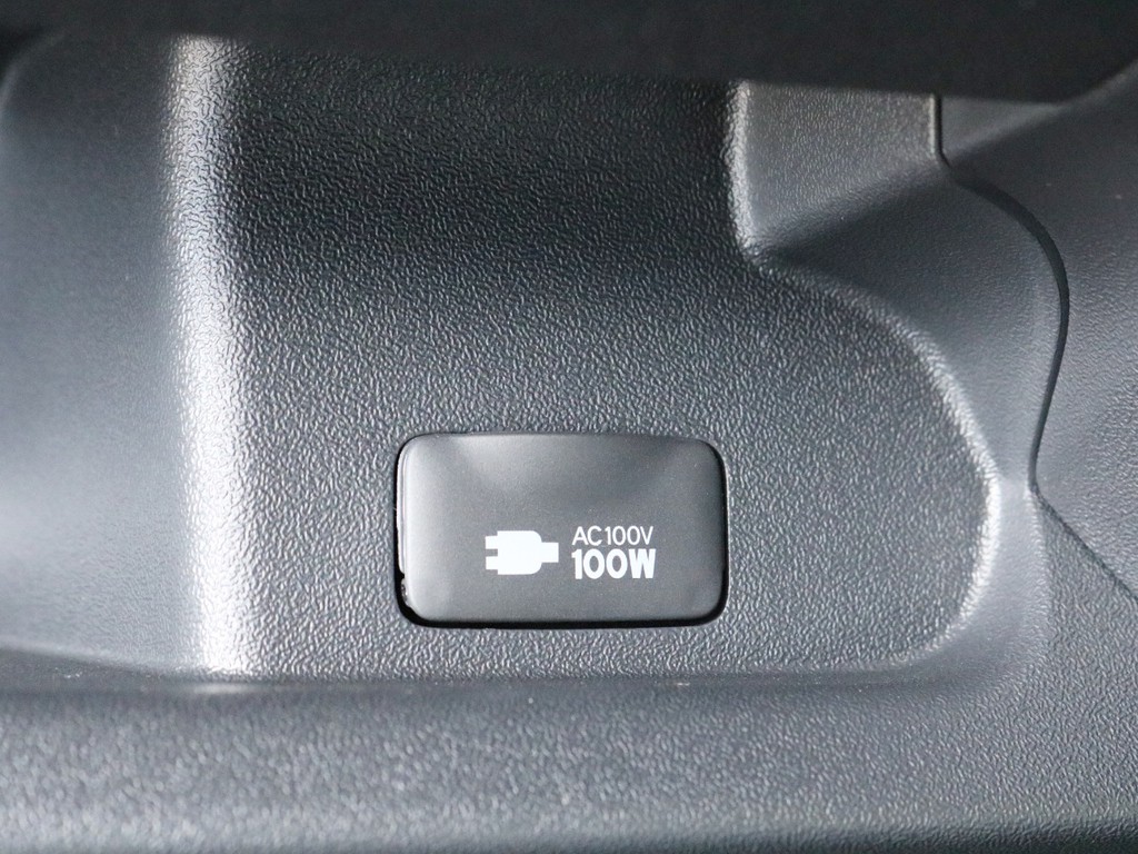 あると便利なアクセサリーコネクターAC100V電源も設置済み！　携帯電話などモバイル端末の充電にご活用頂けます。