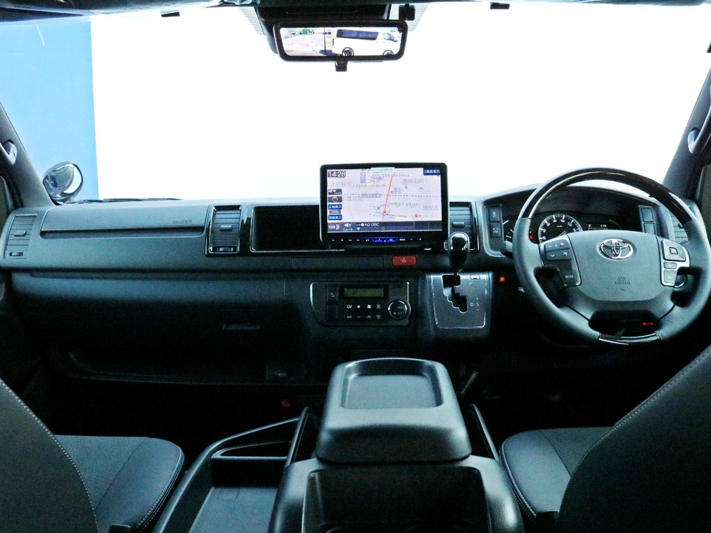 内装はダークプライムⅡ特別仕様車なのでハーフレザーシート、ダークピラー＆ダークルーフ、本革締めコンビハンドル等高級感あふれる仕様。FLEXフリップアップベッドを搭載し車中泊にも対応！