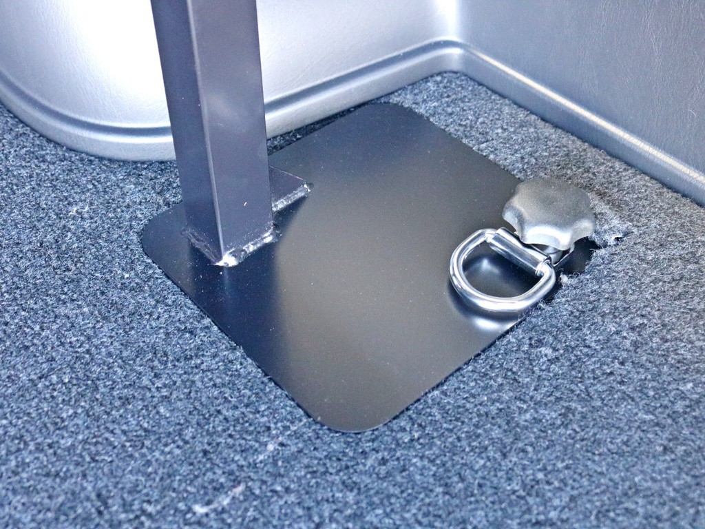 ベッドキットの足元には純正フックが設置されています。これを活用して荷物や自転車をロープで縛って固定することも可能です。