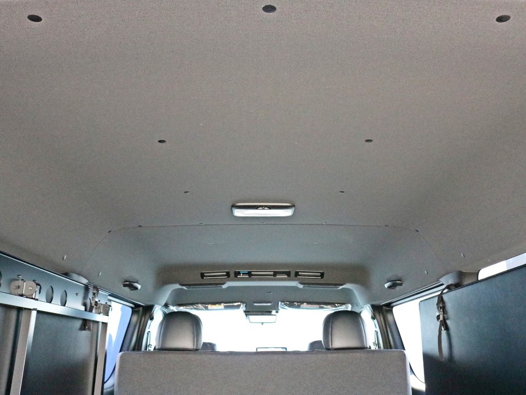 ダークプライムⅡ特別仕様車なのでダークルーフ＆ダークピラーになっています。フリップアップベッドを跳ね上げ収納している間はガラスが塞がれる為、荷室スペースのプライバシーが保護された状態になっています。