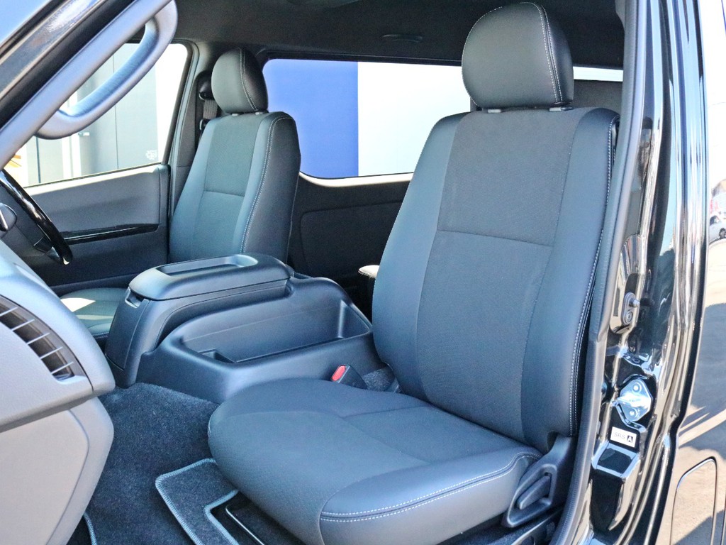 ダークプライムⅡ特別仕様車なので専用のハーフレザーシートが設置されています。このままハーフレザーシートを楽しむのも、追加でシートカバーを設置するのも貴方次第！