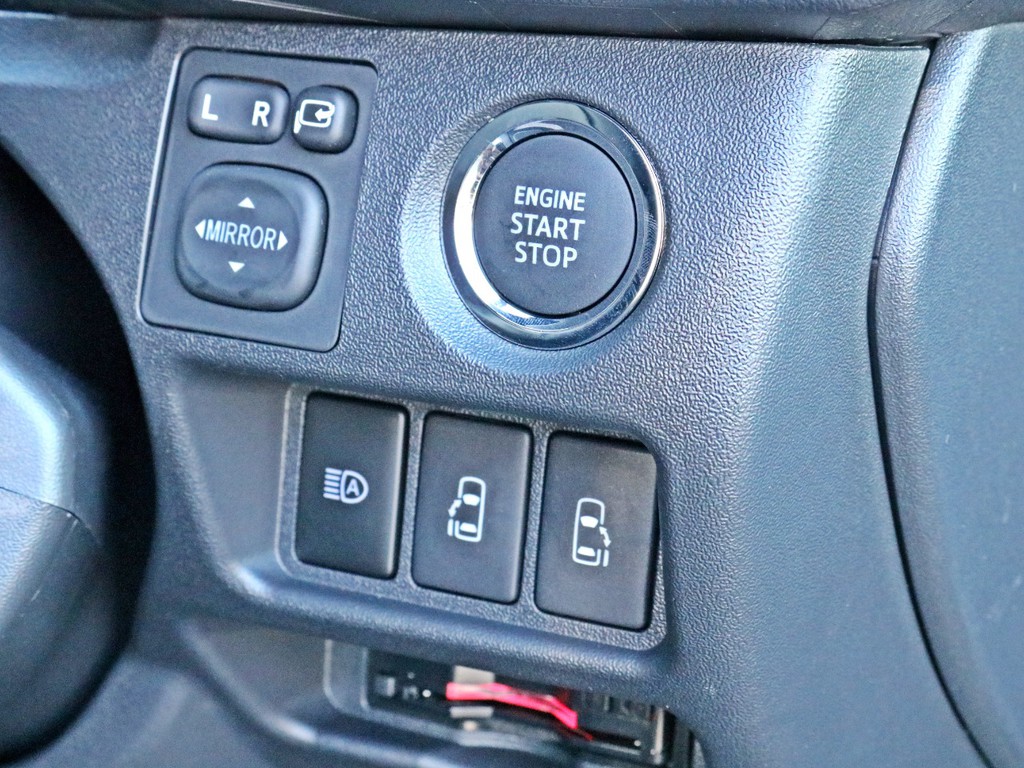 ダークプライムⅡ特別仕様車なのでプッシュスタート＆スマートエントリーも標準装備！　両側パワースライドドアの開閉は運転席からも可能です。