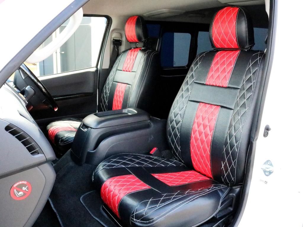 シートにはレザー調ダイヤキルトシートカバー（黒赤）が設置されています。車内の高級感を演出すると共にシートカバーの保護効果も期待出来ます。