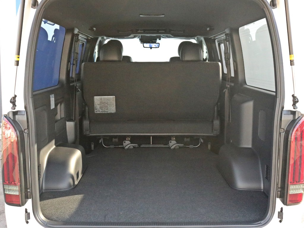 リヤハッチを開くとバンならではの広大なラゲッジスペースが確保されています。車中泊用のベッドキットや荷物を積むのに適したワークタイプベッドキットなど追加のカスタムも歓迎です。