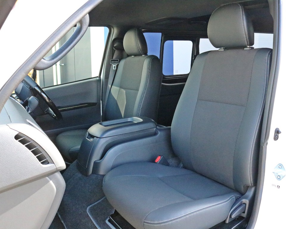 ダークプライムⅡ特別仕様車なので専用のハーフレザーシートが設置されています。そのままハーフレザーシートを楽しむのも、追加でシートカバーを設置するのも貴方次第！