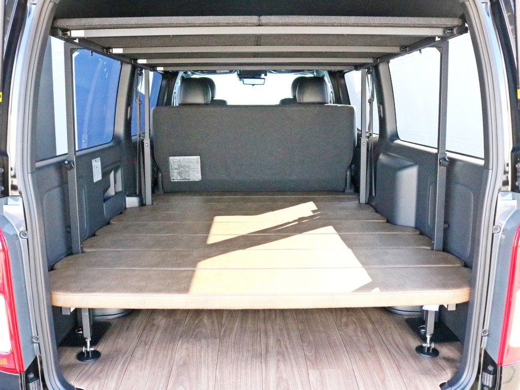 荷室スペースにはワンちゃんの居住性を考えたdogVAN専用８分割ベッドキットが設置されています。安定性を考えてフラットタイプのベッドパネルになっています。