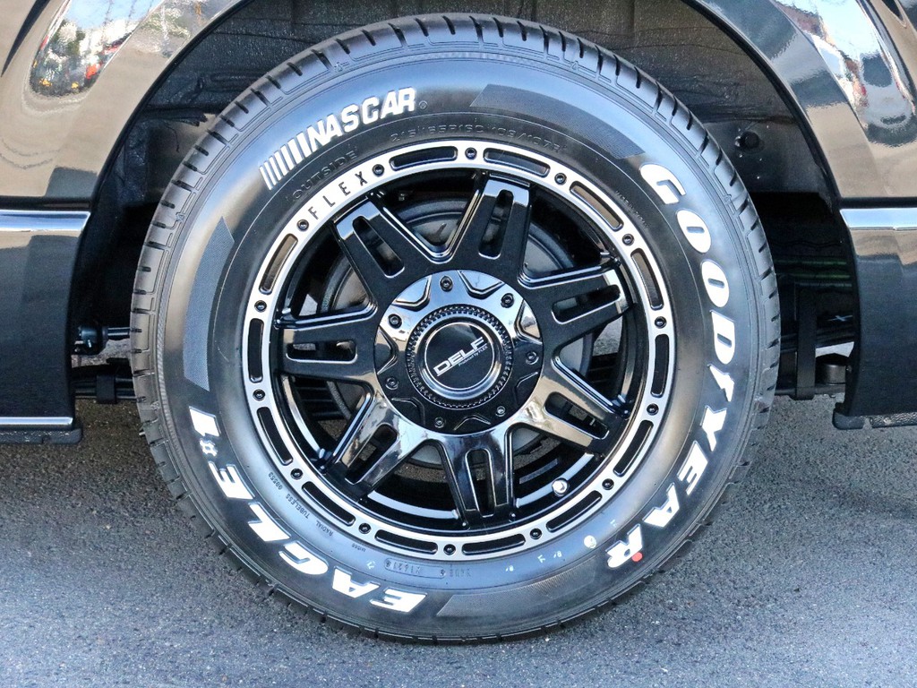 タイヤはFLEXオリジナルDelf04AWを装着済み！　タイヤはナスカーホワイトレタータイヤを合わせました。