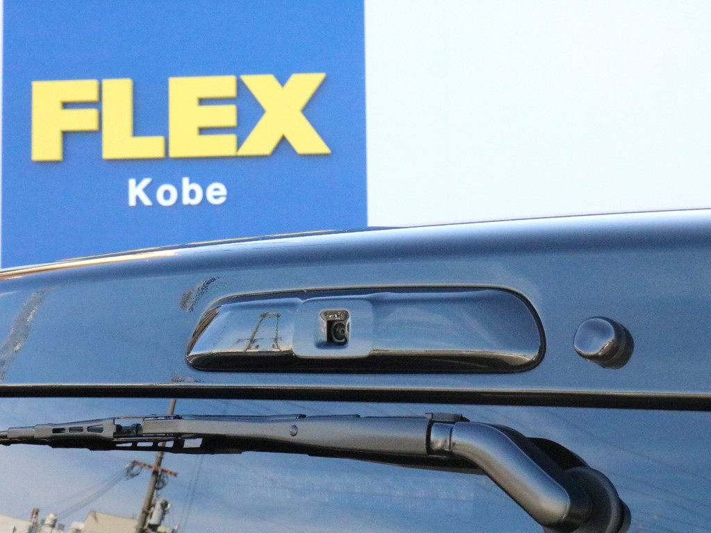 6型から追加された新車時メーカーオプション3種を完備しています。写真はデジタルインナーミラーに車両後方の映像を送るカメラです。