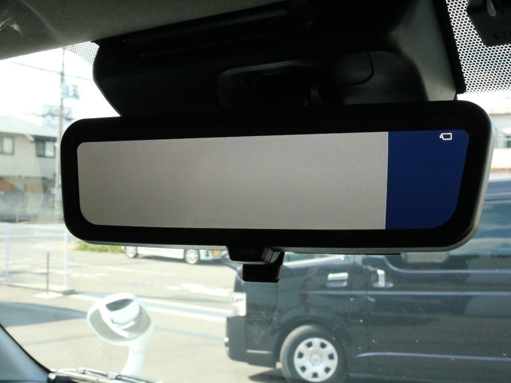 デジタルインナーミラーを完備！　車体が長いハイエースにおいて通常のルームミラーでは後方が視認し辛いですが、デジタルインナーミラーならリヤゲートについたカメラによって常に後方が確認できます。