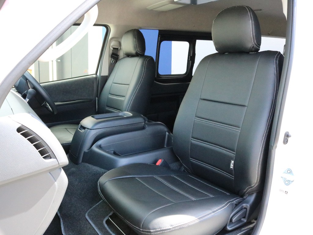 FLEXレザー調シートカバーを装着済み！　車内の高級感を演出すると共に、純正シートの保護効果も期待出来ます。