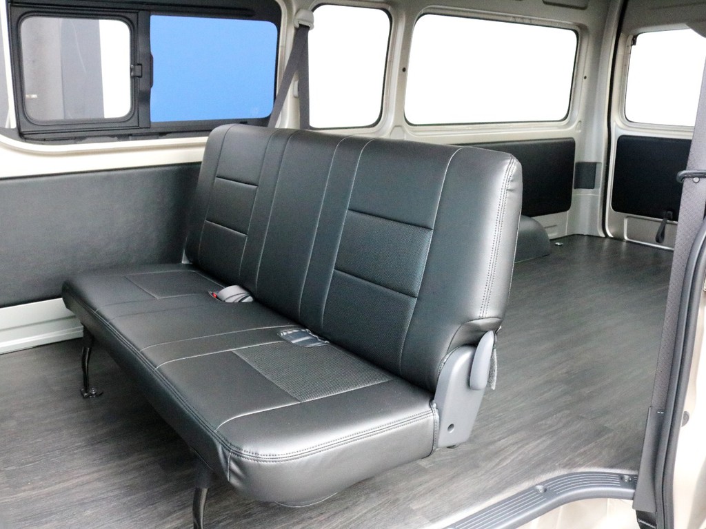 2列目シートは3人乗りベンチシートになっています。こちらもレザー調シートカバーを装着済みです。