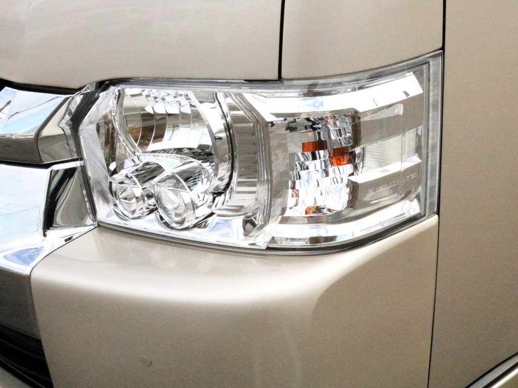 メーカーオプションのLEDヘッドランプを完備！　夜道を明るく照らしてくれます。