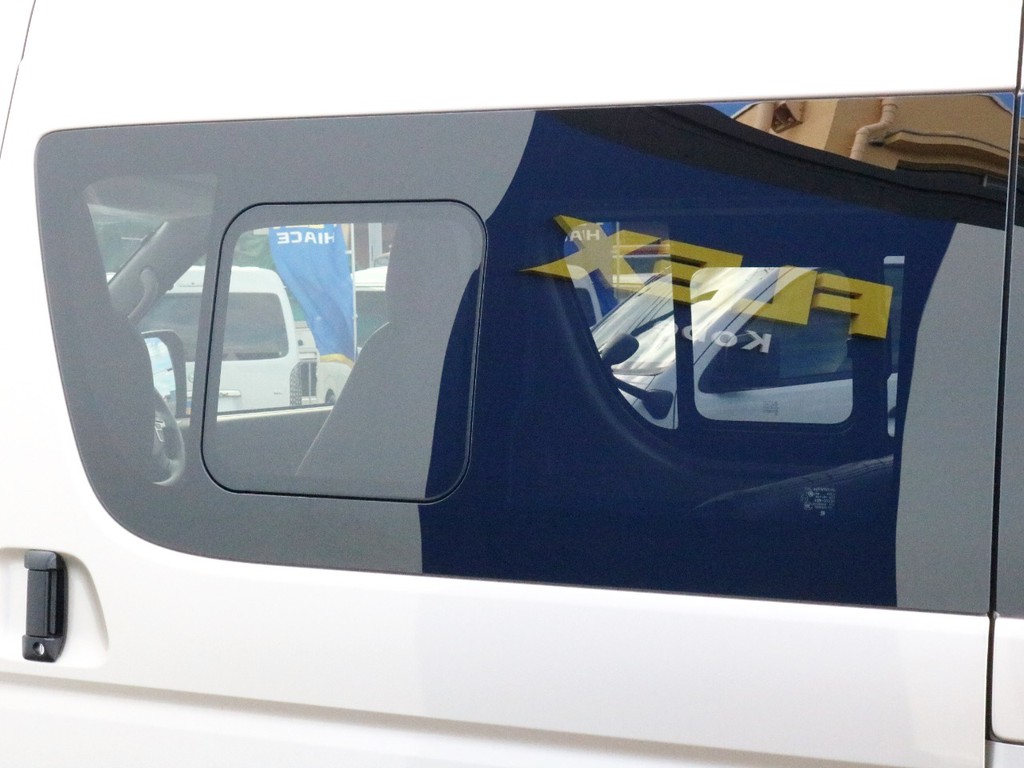 スライドドアには小窓が設置されています。走行中にも空気の入れ替えが可能です。