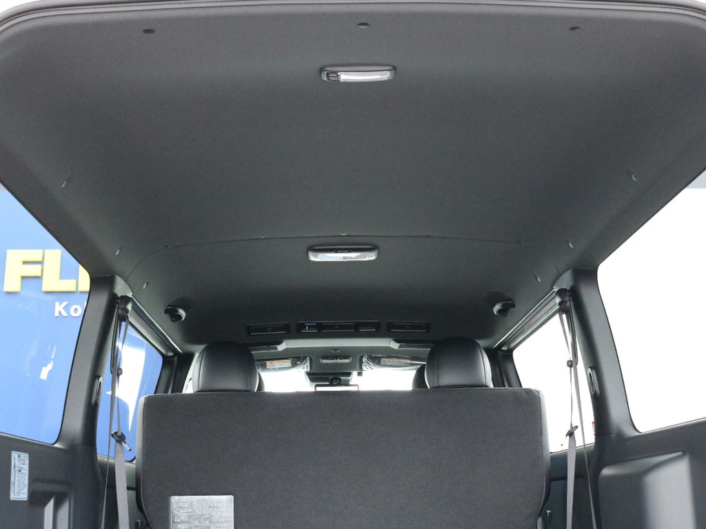 ダークプライムⅡ特別仕様なのでダークルーフ＆ダークピラーになっています。車内全体に高級感が演出されています。