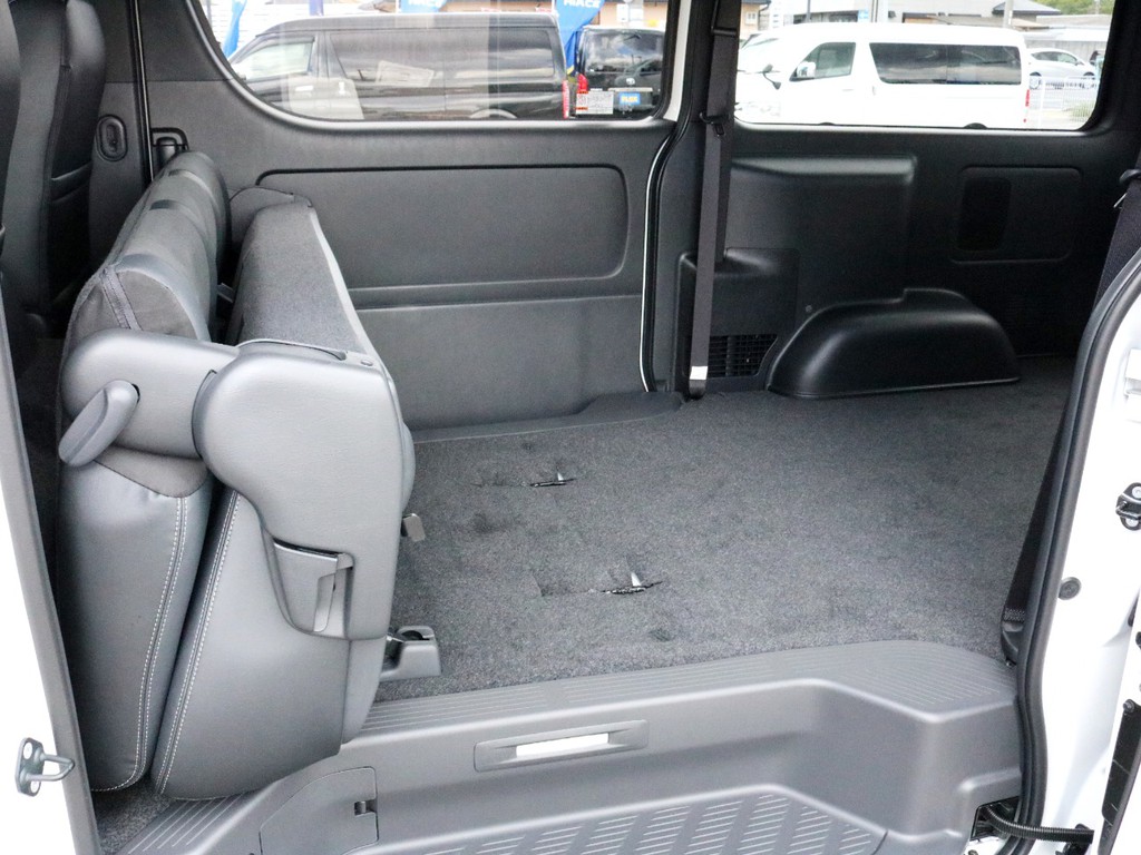 2列目シートを前方へ跳ね上げ収納することによって、より広い荷室スペースを確保することが可能です。