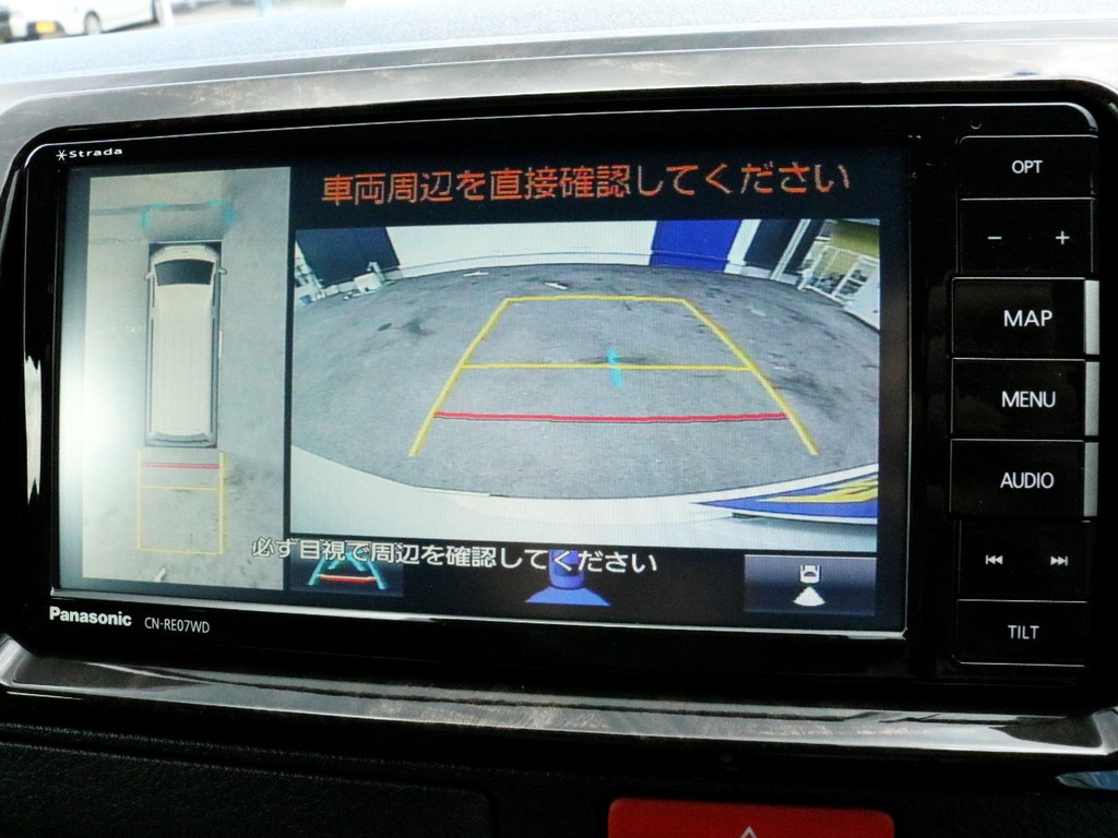 パナソニックストラーダナビを搭載！　ナビとしては勿論、オーディオや映像モニターとしてもご活用頂けます。バックカメラやパノラミックビューモニターの映像はナビモニターに出力されます。