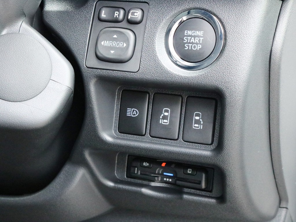 ダークプライムⅡ特別仕様車なのでプッシュスタート＆スマートエントリーが標準装備されています。パワースライドドアの開閉は運転席からも可能です。