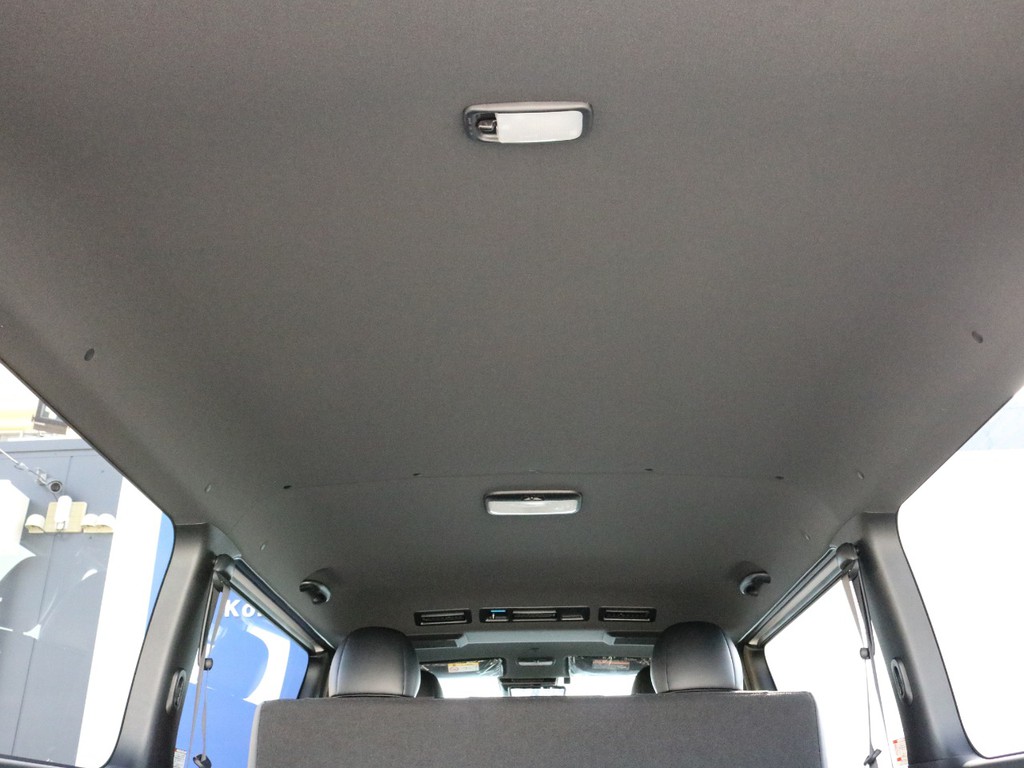 ダークプライムⅡ特別仕様なのでダークルーフ＆ブラックピラーになっています。車内全体に高級感が漂っています。