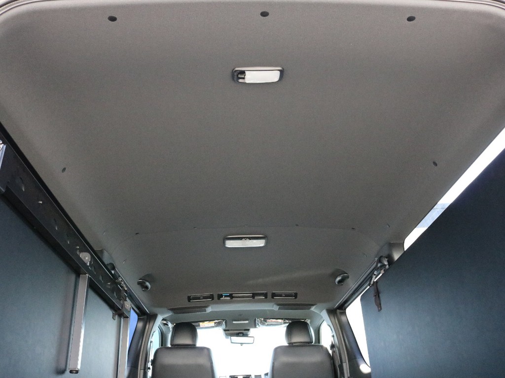 ダークプライムⅡ特別仕様車なのでダークルーフ＆ダークピラーになっています。フリップアップベッドを跳ね上げ収納している間はガラスが塞がれる為、荷室スペースのプライバシーが保護された状態になっています。
