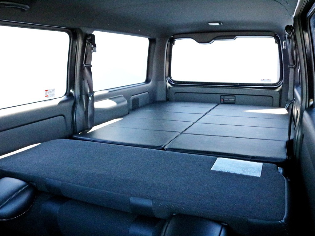 2列目シートを前方へ倒すことによって荷室スペースがフルフラットに近い状態となります。