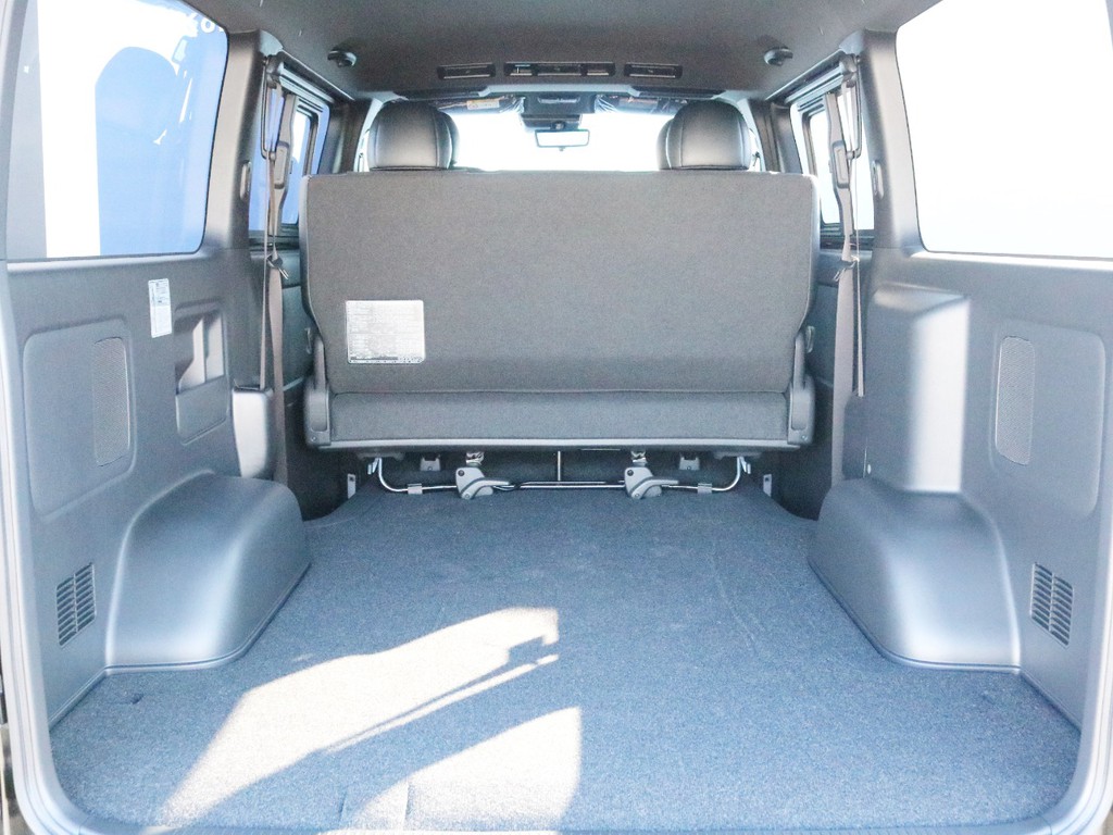 リアゲートを開くと十分な荷室スペースが確保されています。ベッドキット等、追加のカスタムも喜んでお受け致します。