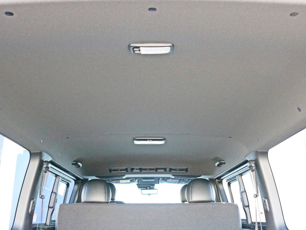 ダークプライムⅡ特別仕様車なのでダークルーフ＆ブラックピラーになっています。業務車両のイメージがあるハイエースバンの内装に高級感が溢れています。