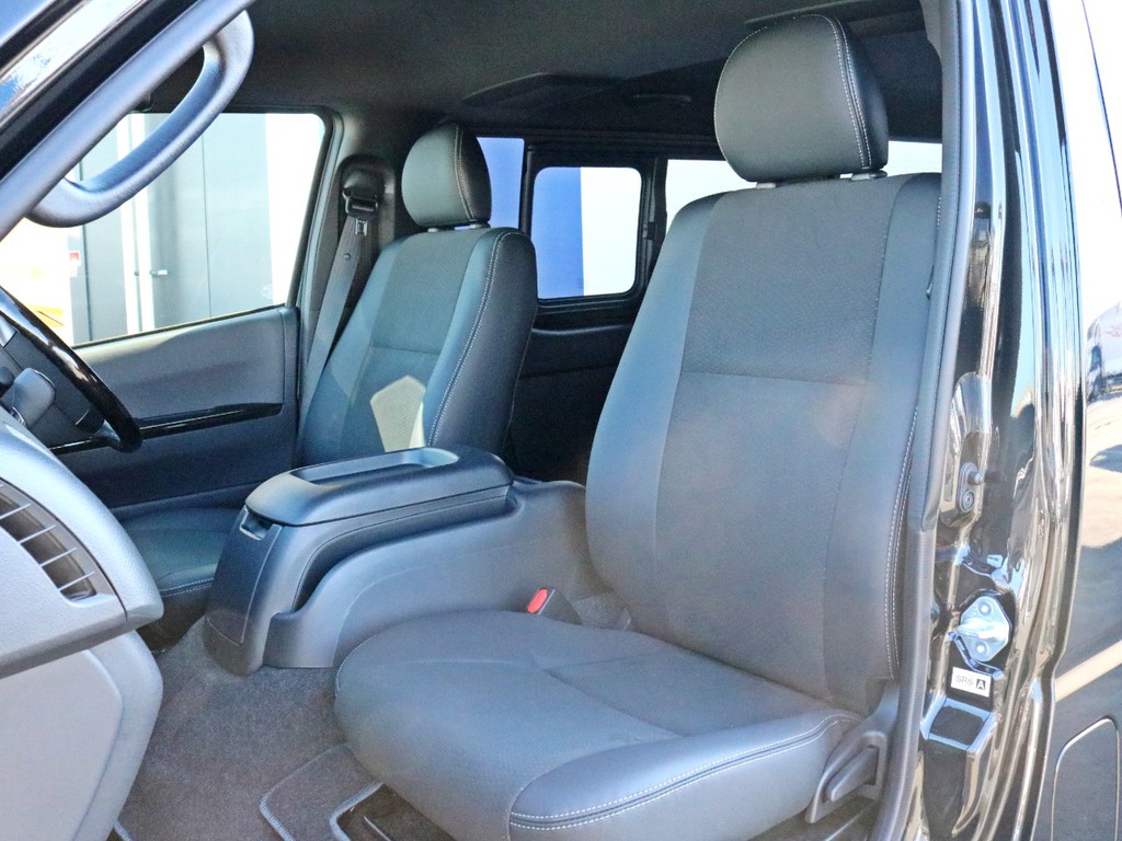 ダークプライムⅡ特別仕様車なので専用のハーフレザーシートが設置されています。そのままハーフレザーシートを楽しむのも、追加でシートカバーを設置するのも貴方次第！