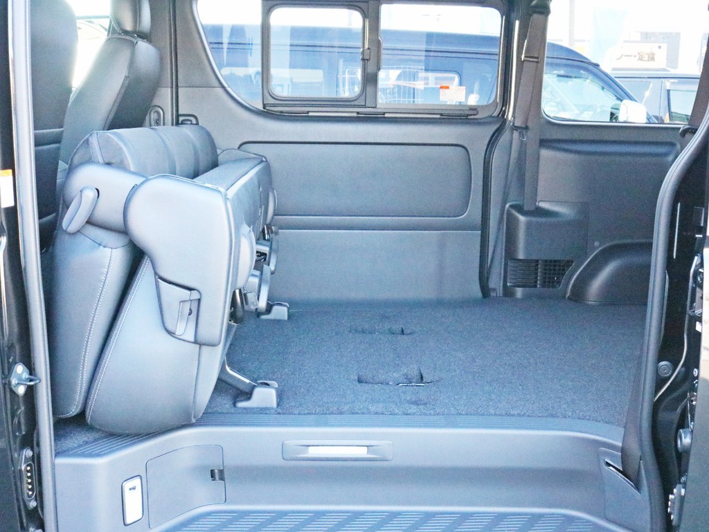 2列目シートを前方へ跳ね上げ収納することによって、より広い荷室スペースを確保する事が可能です。