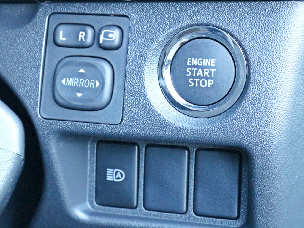 ダークプライムⅡ特別仕様車なのでプッシュスタート＆スマートエントリーを標準装備！　オートハイビームも完備しています。