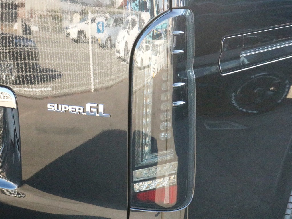 FLEXプレステージブラックLEDテールランプを装着済み！　黒いボディにとても似合う一味違うテールランプです。