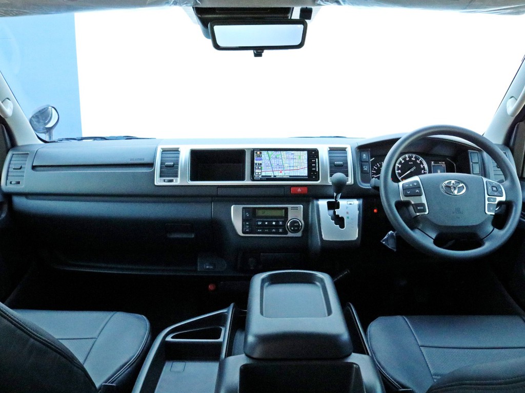 電装系にはストラーダSDフルセグナビを搭載し、後席のゲストを退屈させない為にフリップダウン後席モニターも設置！　勿論、ハイウェイドライブの必需品ETCも完備しています。