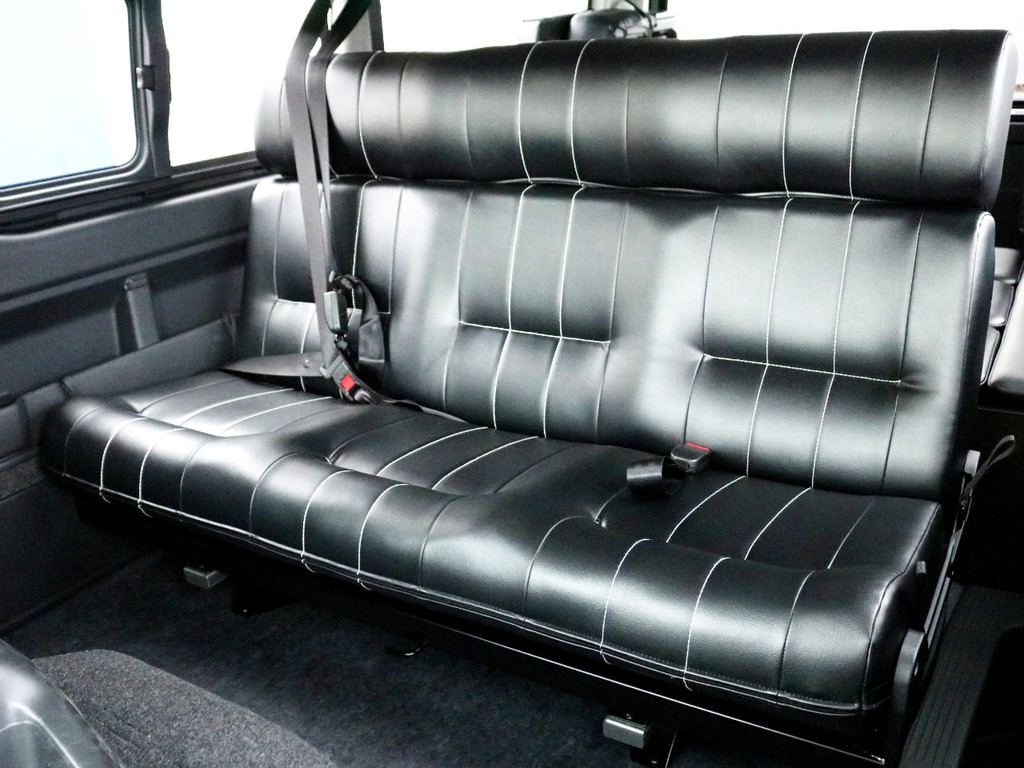 シートアレンジ【アレンジAS】の特徴でもある1400mm幅3人掛けベンチシートが設置されています。前向きは勿論、後ろ向きやフルフラットに変化させることが可能な乗り心地と汎用性の高いシートです。