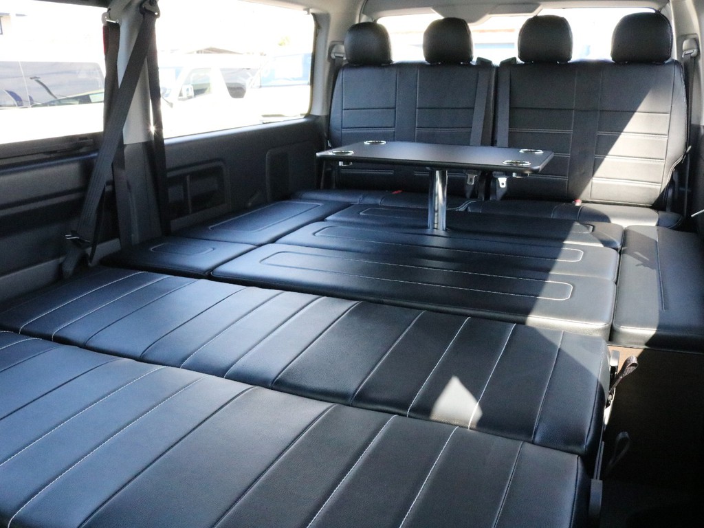 アレンジASはフルフラット状態でもテーブルを設置する事が可能です。足を伸ばしてテーブルにお菓子を置いて、くつろぎながら後席モニターで映画を楽しむことも可能です。