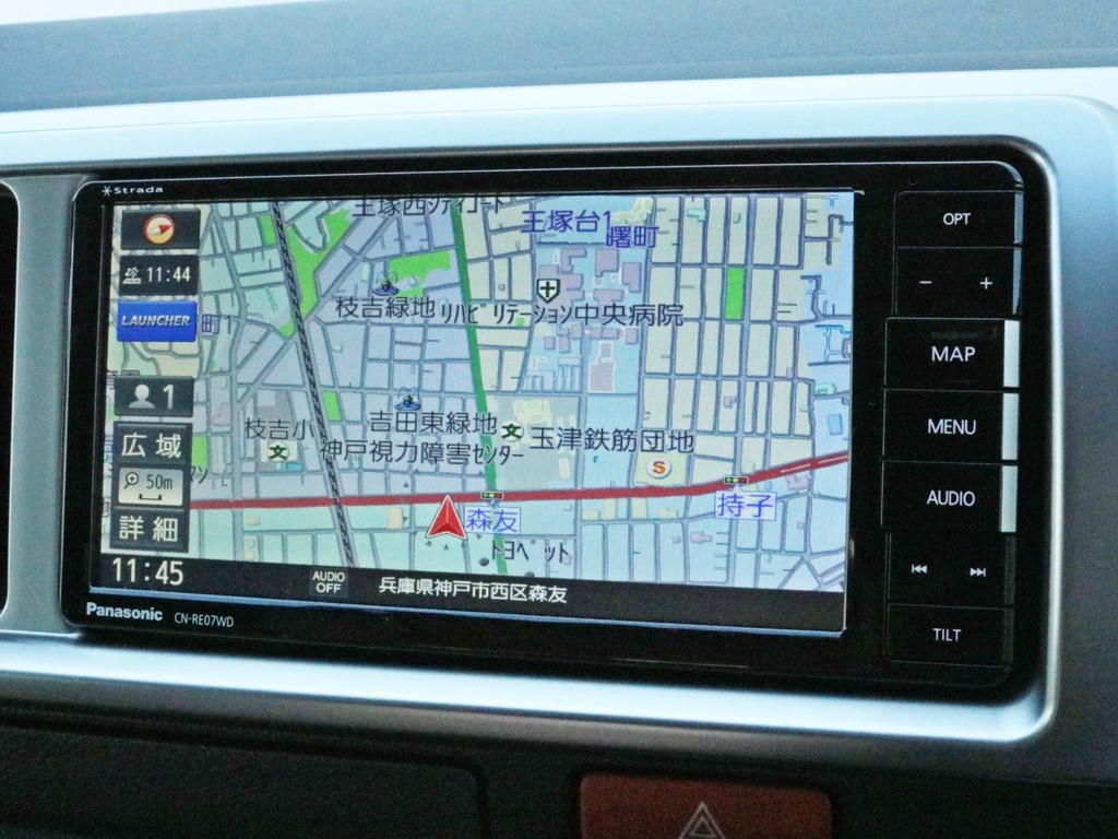 ストラーダSDフルセグナビを搭載！　ナビとしては勿論、オーディオや映像モニターとしてもご活用頂けます。バックカメラやパノラミックビューモニターの映像はナビモニターに描写されます。