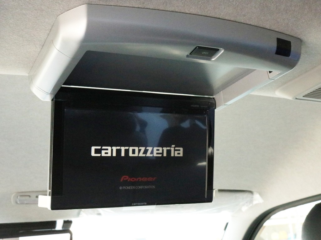 カロッツェリア　フリップダウン後席モニターを設置済み！　後席に座ったゲストにDVDやTVの映像を提供する事が可能です。