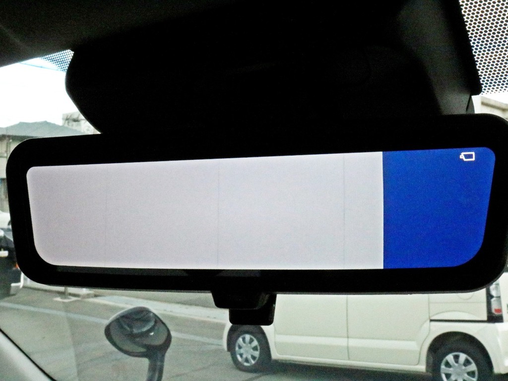 6型から追加されたメーカーオプション3種を完備！　写真はデジタルインナーミラーです。後席に人や物が沢山乗っていても、リヤハッチ上部に取り付けられているカメラによって後方確認が可能です。